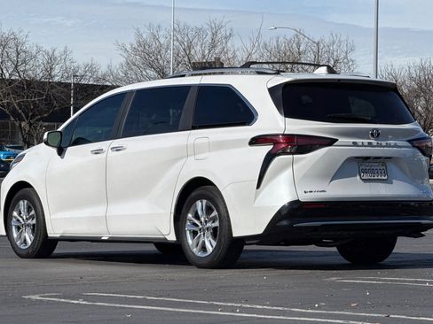 Used 2025 Toyota Sienna Limited image 6