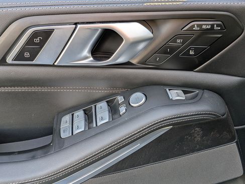 Used 2025 BMW X7 xDrive40i w/ Premium Package image 13