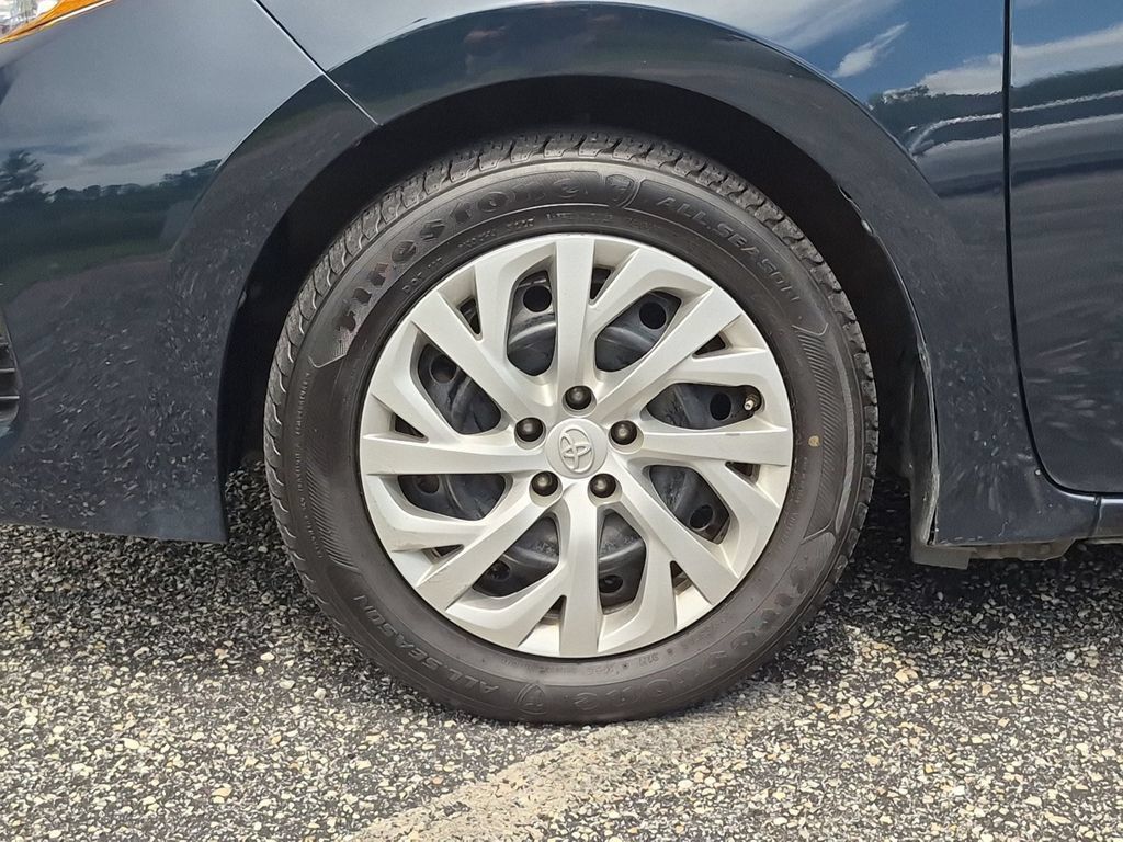 Used 2018 Toyota Corolla LE FWD image 13