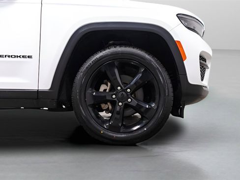 Used 2023 Jeep Grand Cherokee Altitude image 7