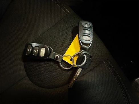 Used 2012 Hyundai Veloster Base image 34