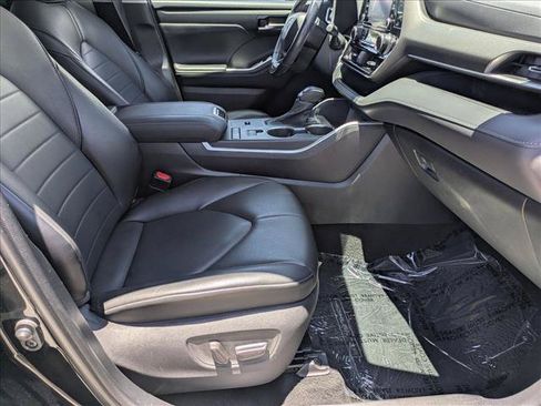 Used 2021 Toyota Highlander XLE FWD image 21