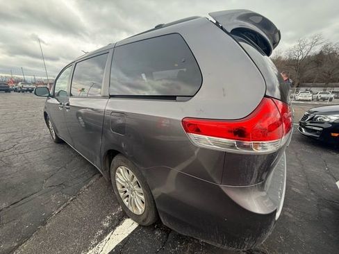 Used 2011 Toyota Sienna XLE w/ Entertainment Pkg image 3
