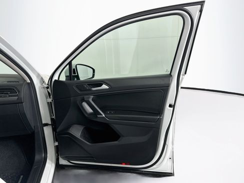 Used 2020 Volkswagen Tiguan SE w/ Panoramic Sunroof Package FWD image 31
