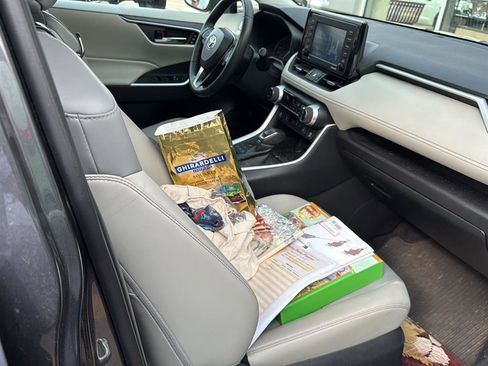 Used 2021 Toyota RAV4 XLE Premium image 16