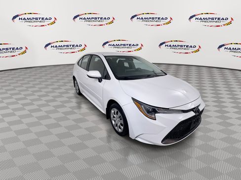 Used 2021 Toyota Corolla LE FWD image 2