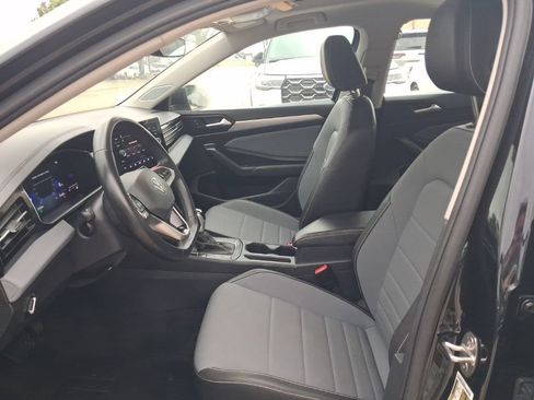 Used 2025 Volkswagen Jetta SE FWD image 4