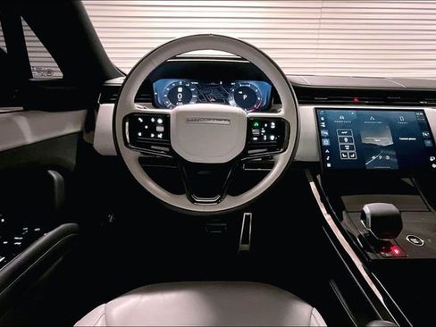 Used 2025 Land Rover Range Rover Sport Dynamic SE image 4