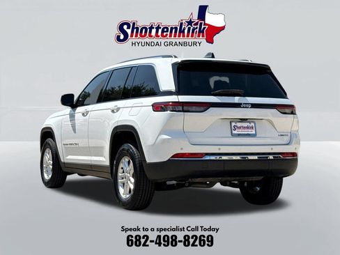 Used 2022 Jeep Grand Cherokee Laredo w/ Luxury Tech Group I RWD image 8