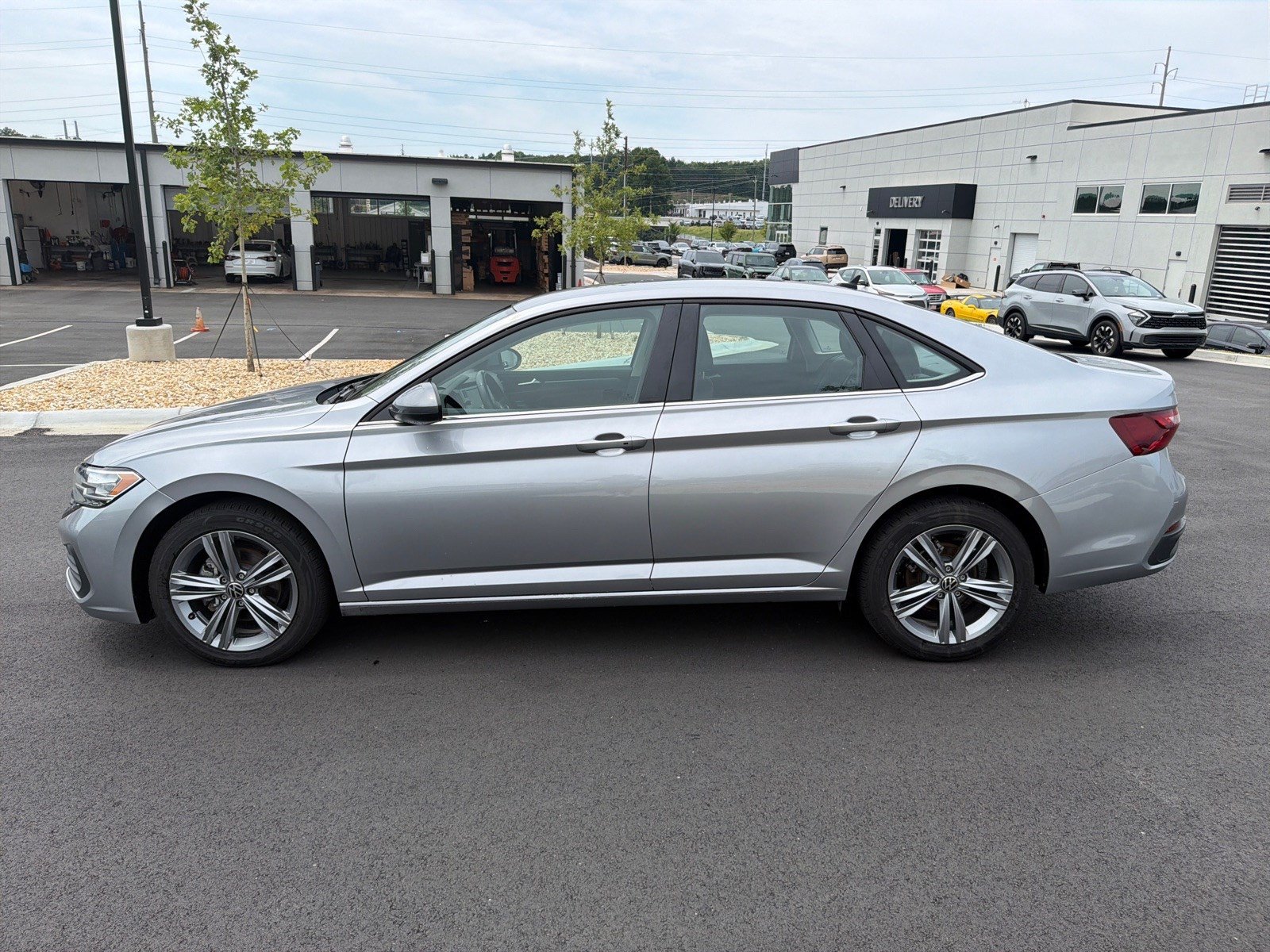 Used 2024 Volkswagen Jetta SE FWD image 4