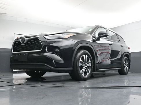 Used 2023 Toyota Highlander XLE AWD/4WD image 37
