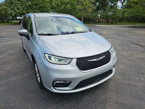 Used 2023 Chrysler Pacifica Touring-L FWD image 8
