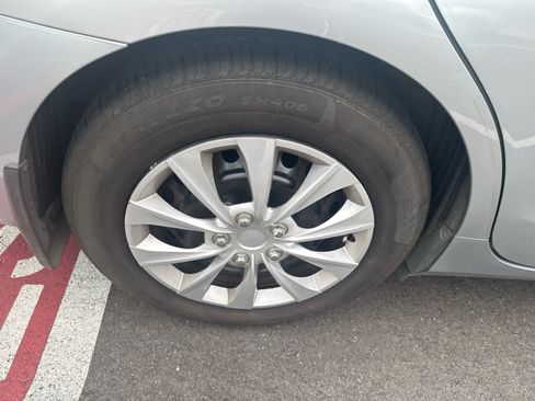 Used 2015 Toyota Camry LE FWD image 3