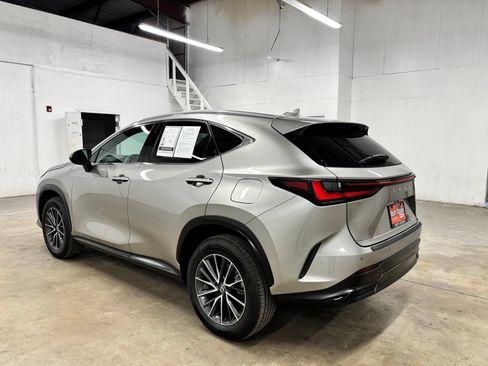 Used 2025 Lexus NX 250 FWD w/ Accessory Package (2T) image 5