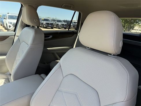 Certified 2025 Volkswagen Atlas SE image 5