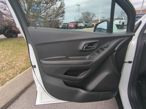 Used 2022 Chevrolet Trax LS w/ Tint and Cruise Package image 23