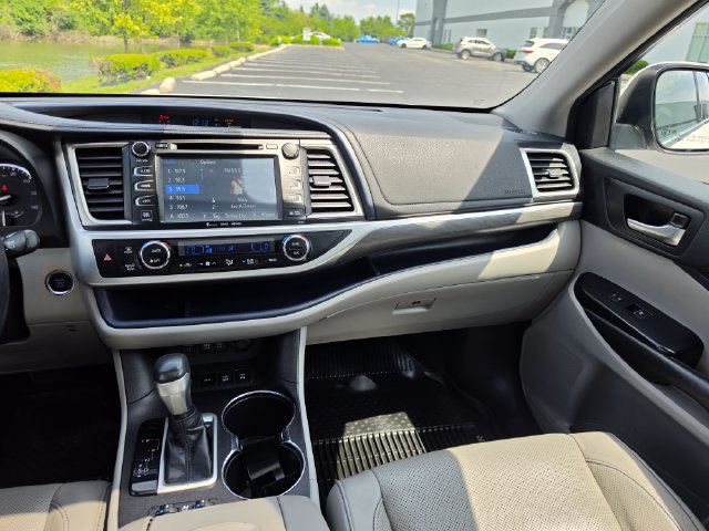Used 2018 Toyota Highlander Limited AWD/4WD image 32