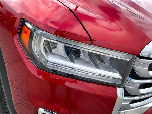 Used 2021 GMC Acadia SLE image 26