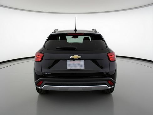 Used 2025 Chevrolet Trax LT FWD image 7