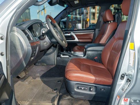 Used 2016 Toyota Land Cruiser image 9