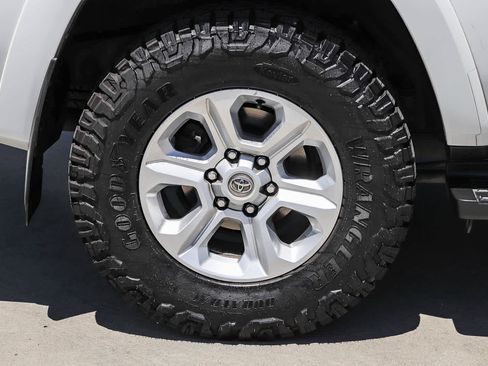 Used 2018 Toyota 4Runner SR5 Premium RWD image 10