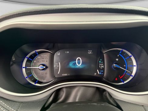 Used 2024 Chrysler Pacifica Limited FWD image 13