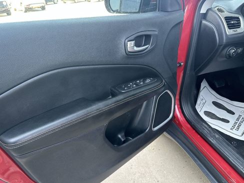 Used 2019 Jeep Compass Latitude FWD image 15