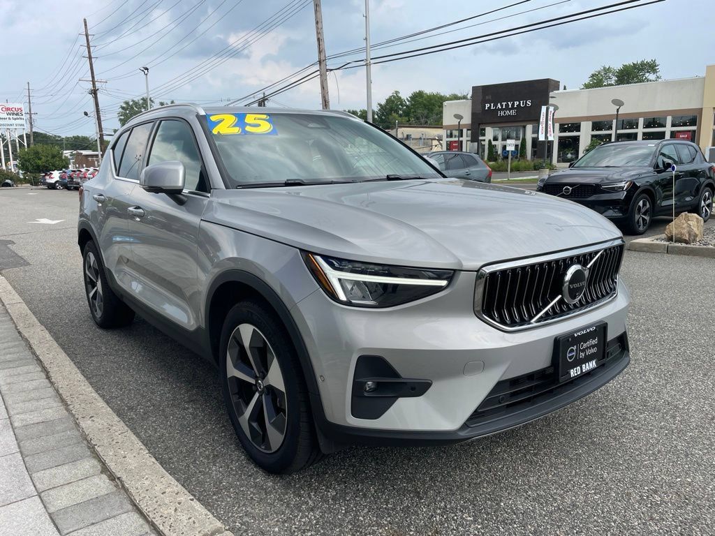 Used 2025 Volvo XC40 B5 Plus AWD/4WD image 7