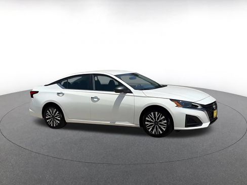 Used 2025 Nissan Altima 2.5 SV FWD image 2