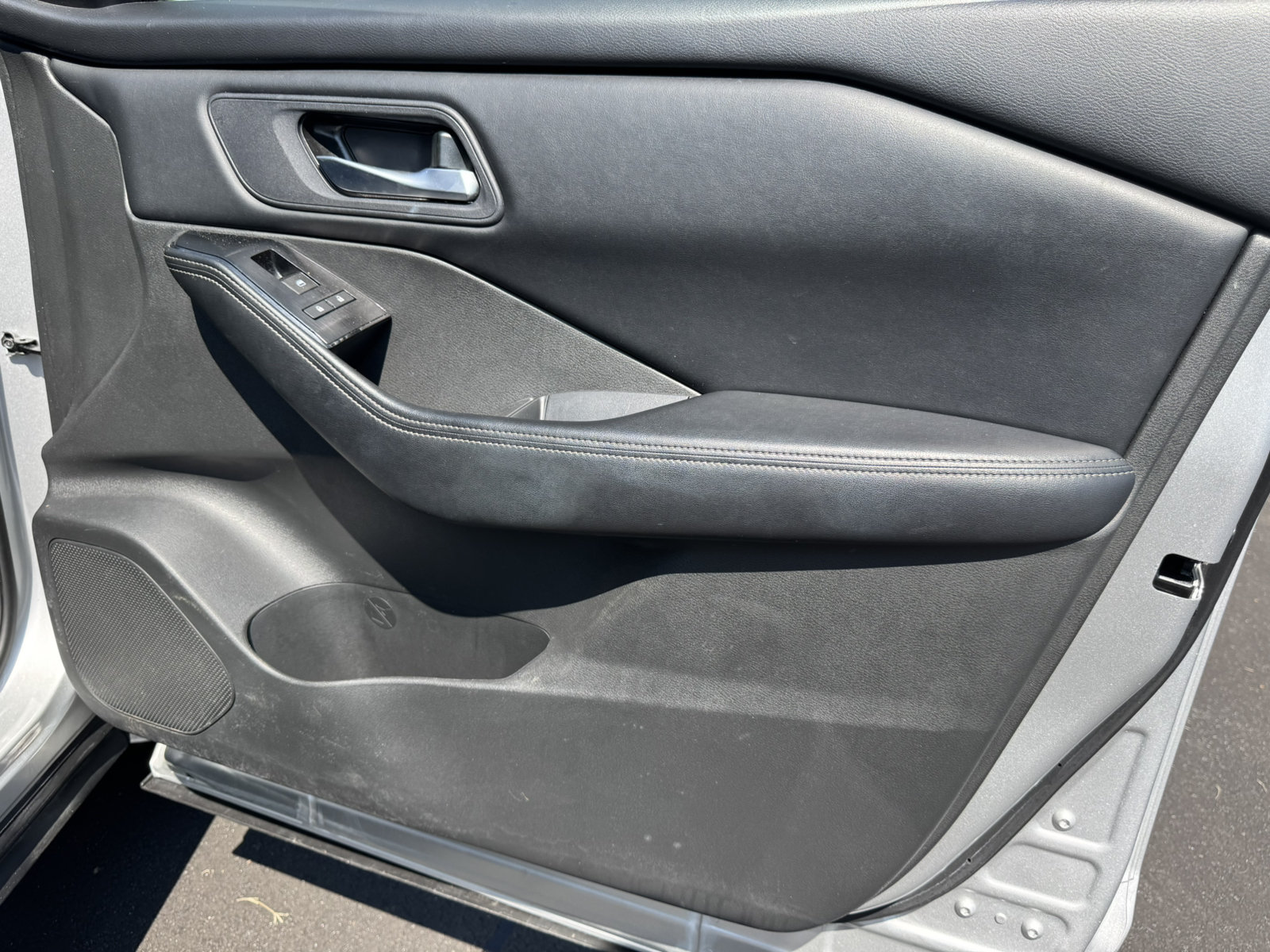 Used 2024 Nissan Rogue SV AWD/4WD image 16