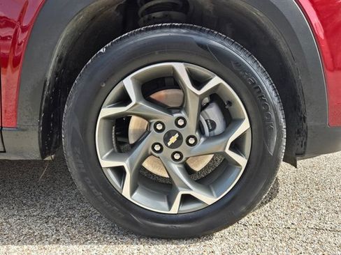 Used 2025 Chevrolet Trax LT w/ LT Convenience Package FWD image 32
