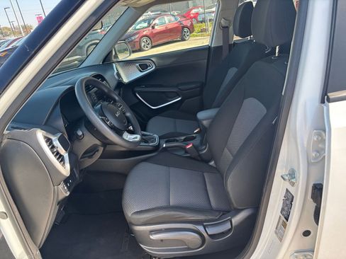 Used 2025 Kia Soul LX w/ LX Technology Package image 24