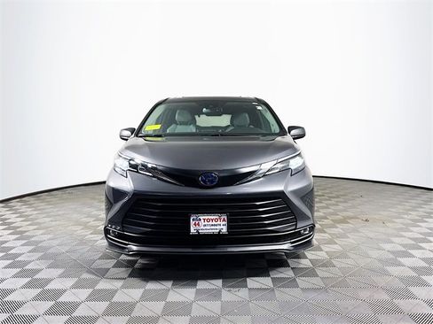 Used 2025 Toyota Sienna XLE image 11