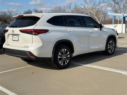 Used 2021 Toyota Highlander XLE image 3