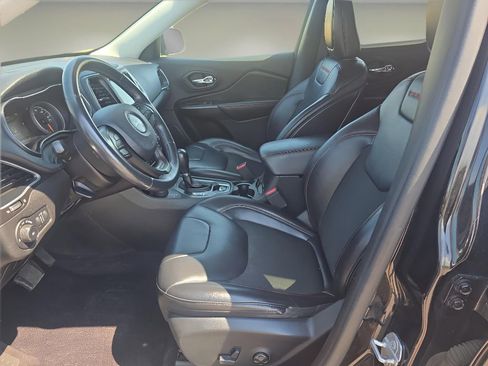 Used 2019 Jeep Cherokee Trailhawk w/ Cold Weather Group image 9