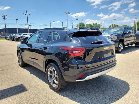 Used 2025 Chevrolet Trax LT FWD image 3