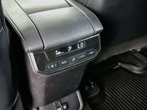 Used 2021 Toyota Highlander XLE AWD/4WD image 28