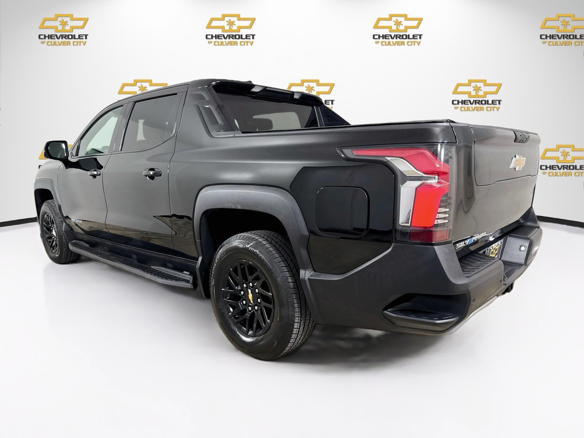 Used 2025 Chevrolet Silverado EV LT AWD/4WD image 6