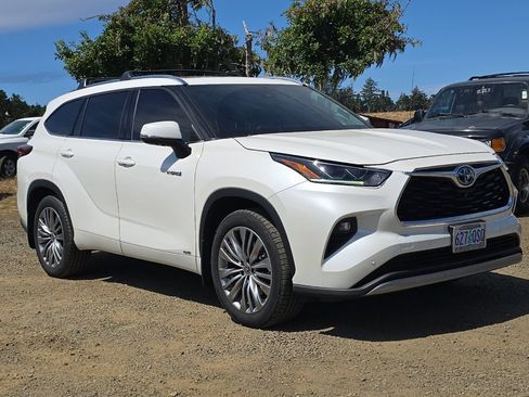 Used 2021 Toyota Highlander Platinum AWD/4WD image 2