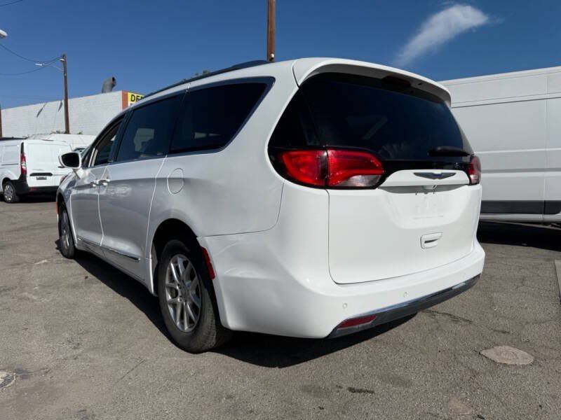 Used 2020 Chrysler Pacifica Touring-L FWD image 4