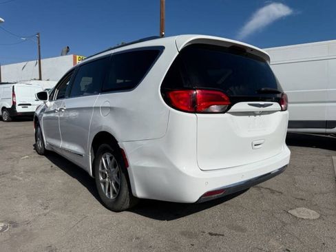Used 2020 Chrysler Pacifica Touring-L FWD image 4