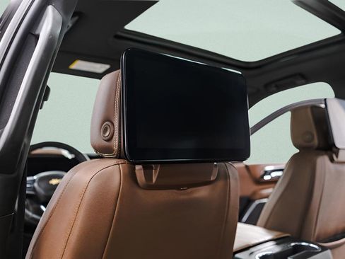 Used 2025 Chevrolet Suburban High Country image 35