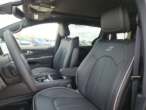 New 2026 Chrysler Pacifica Limited w/ Uconnect Theater Family Group image 12
