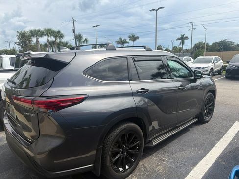 Used 2022 Toyota Highlander XLE FWD image 3