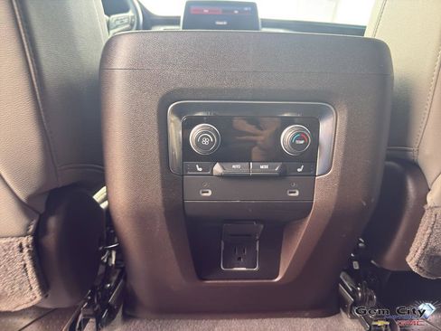 Used 2021 Chevrolet Tahoe Z71 w/ Luxury Package AWD/4WD image 15