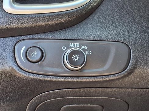 Used 2022 Chevrolet Trax LT w/ LT Convenience Package image 16