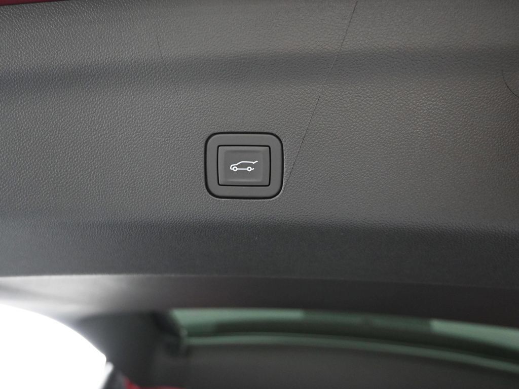 Used 2025 Chevrolet Suburban Premier AWD/4WD image 17