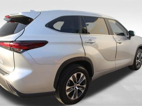 Used 2024 Toyota Highlander XLE image 9