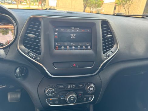 Used 2020 Jeep Cherokee Latitude FWD image 12