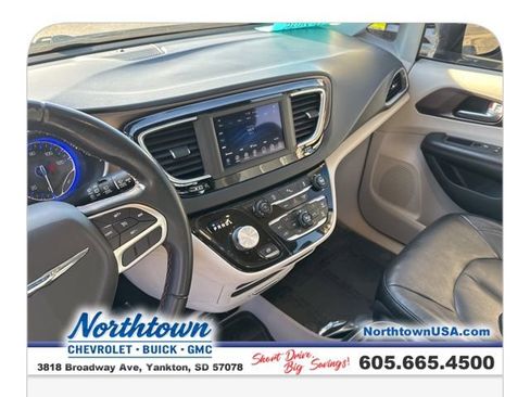 Used 2018 Chrysler Pacifica Touring-L image 13